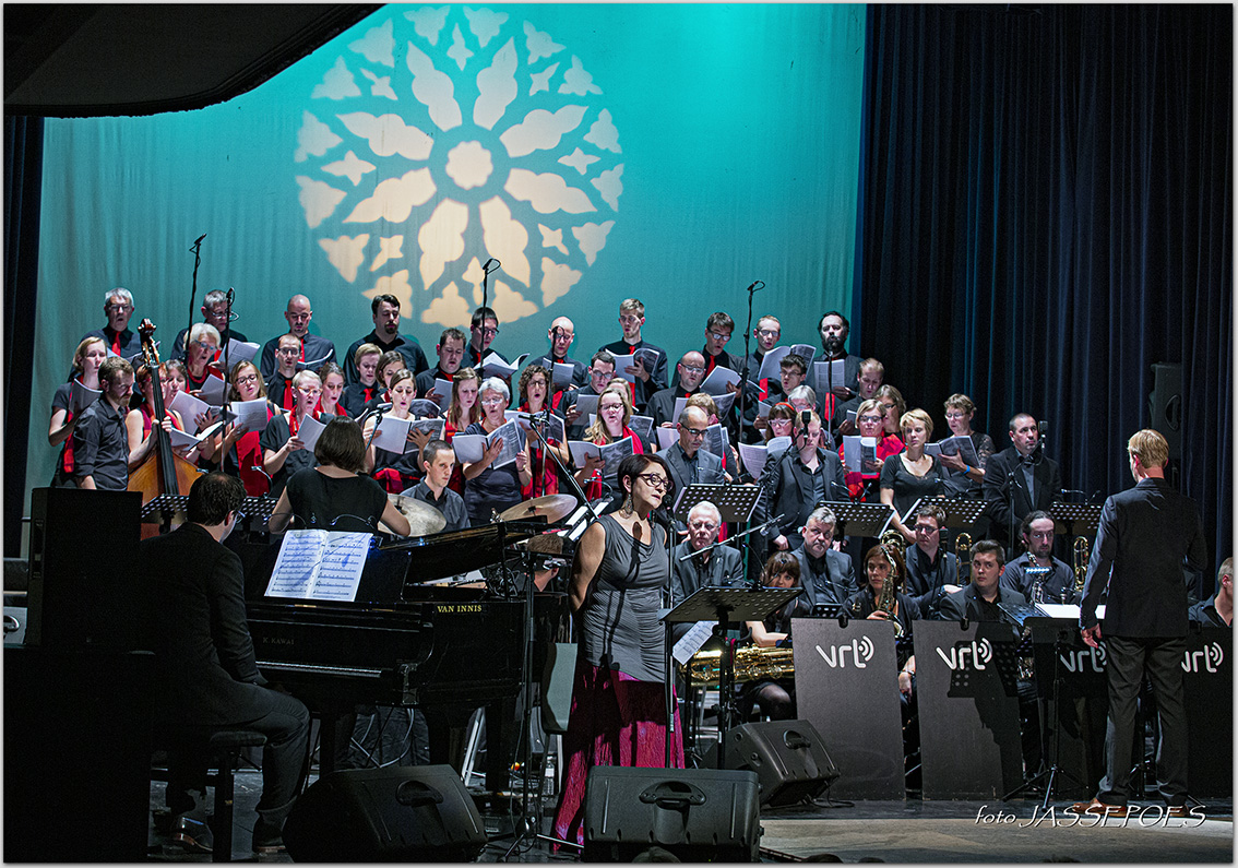 Kristen Cornwell en koor & VRT Big Band olv Dree Peremans 2015  © JASSEPOES